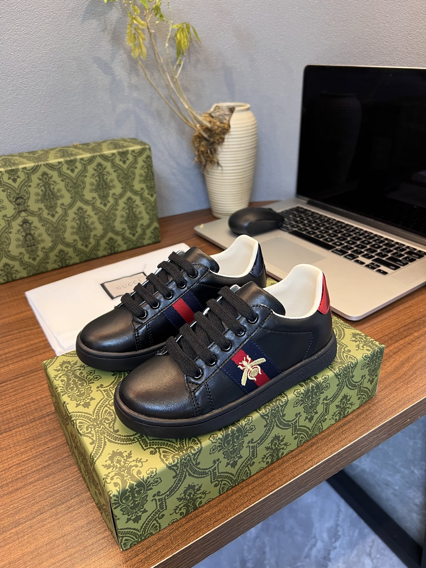 Children's shoes child